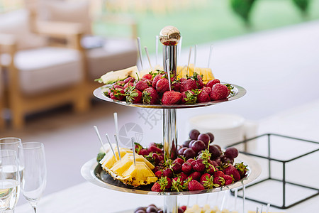 不同的水果和托盘上的小吃餐具自助餐面包派对海鲜餐饮餐厅水平美食婚礼图片