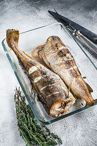 鱼菜在烤盘中用香草烤鳕鱼 白色背景 顶视图盘子白鱼黑色午餐海鲜烧烤营养油炸美食食物图片