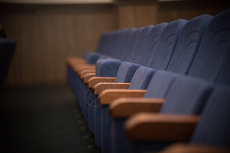 空白的蓝排座位 椅子 视野视图图片