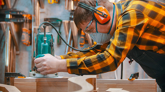 室内木工 — 一名木工在车间努力打磨木质细节图片