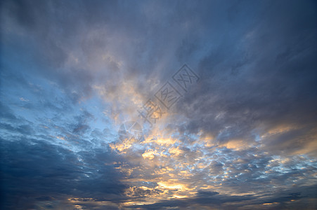 与云和云 在黑夜日落天堂阳光黄色太阳天空戏剧性地平线晴天天气背景图片