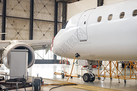 现代新型白色客机在室内机场机库维修检查图片