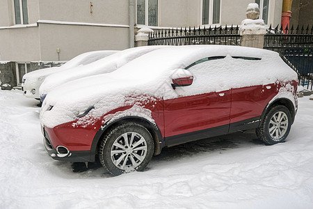 街上停在有雪的汽车图片