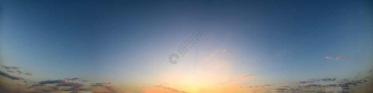 与云和云 在黑夜黄色多云天堂戏剧性晴天阳光天气橙子日落蓝色背景图片