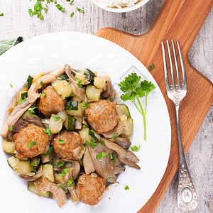 鸡肉丸和牡蛎蘑菇平菇桌子食物宏观小吃油炸饮食盘子烹饪餐厅图片
