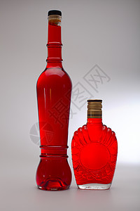 红色伏特加瓶背景图片