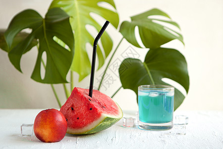 西瓜桃子白板上的西瓜和蓝咖喱鸡尾酒 美味的鸡尾酒加新鲜水果 桃子和冰背景