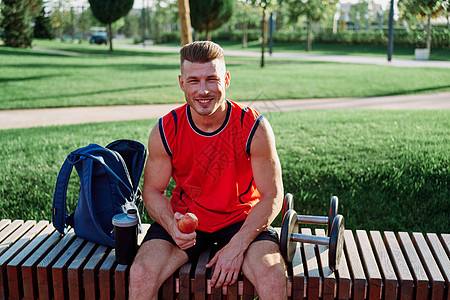 叶海亚遭对手飞身撞击头部，吉达联合后卫朱莱丹直红下场！