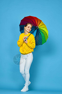 披着彩彩色黄色毛衣的多色雨伞妇女乐趣工作室创造力彩虹青少年裙子微笑街道咖啡生活图片