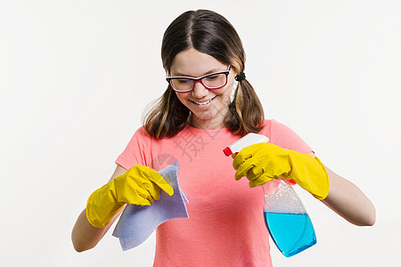 清洁日 春季清扫 家务概念 穿黄色手套的少女用抹布和喷雾洗涤剂青少年房子女佣海绵女性工作服务广告乐趣清洁工图片