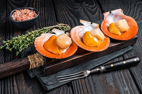 木板上有草药 黑木本底 顶部视图的木板上的贝类贝壳美味奢华桌子营养扇贝熟食美食食物海洋图片