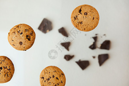 巧克力饼干飞起来  巧克力薯片饼干 夹着灰色背景的碎屑 自制面包和甜点包子悬浮桌子化合物食物飞行芯片木头碳水黄油背景图片