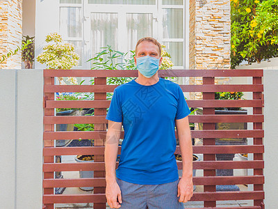 戴着医用口罩的人的画像 在现代避暑别墅附近的花园里散步 他想呼吸 等待Covid19隔离结束 重新开始正常生活暴发皮肤药品防护技图片