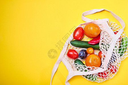 生态袋中的杂货 带水果和蔬菜的生态天然袋 生态友好 平躺 可持续的生活方式概念 零浪费食品购物 无塑料物品 再利用 减少 回收 图片
