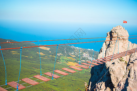 山上悬吊桥岩石旅行顶峰天桥假期踪迹天空冒险地标挑战图片