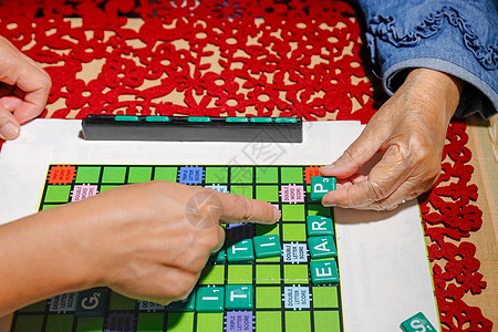 老年人填字游戏 帮助提高记忆力和大脑老年男人退休护理治疗记忆闲暇生活女士爱好图片