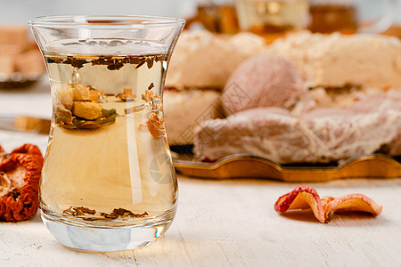 杯子里有茶的土耳其哈尔瓦玻璃杯玻璃小吃糖果机蛋糕美食文化面包金属烹饪图片