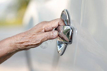 老年妇女手打开汽车门的年长妇女舒适女性退休司机车辆控制运输长老安全钥匙图片