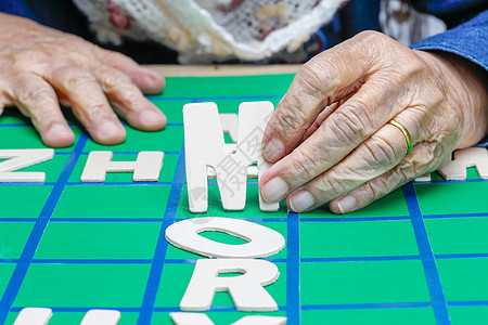 老年人填字游戏 帮助提高记忆力和大脑爱好治疗思维祖母记忆成人拼字成年人女性退休背景图片