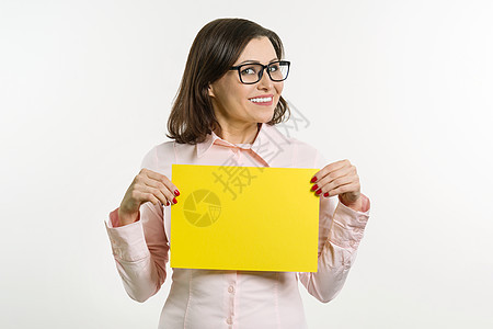 以白色背景的黄色纸纸微笑的中年妇女含黄纸成人推介会工作室营销女性海报人士女孩床单商业图片