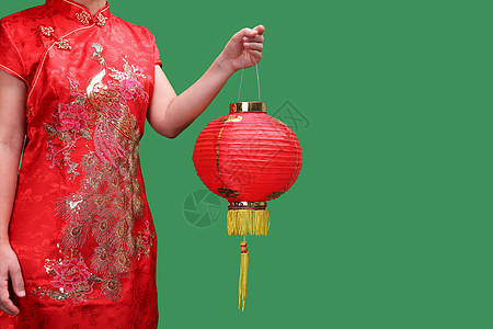 女人在绿屏上拿着中国新年灯笼图片