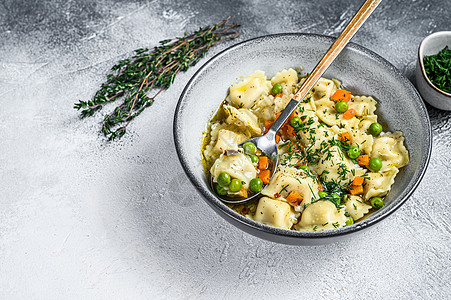 面条的面碗里有绿色 白背景 顶视图 复制空间乡村食物饺子盘子草本植物午餐蔬菜煮沸勺子香菜图片