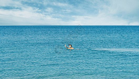 女孩在海中戴面罩潜泳图片
