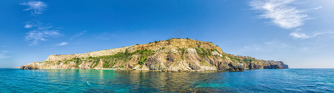 岩石海岸背景下的海上游艇 与游艇和岩石海岸线的海风景 复制空间 夏季圣日的概念 与自然和谐相处 放松 积极和健康的生活树木山脉蓝图片