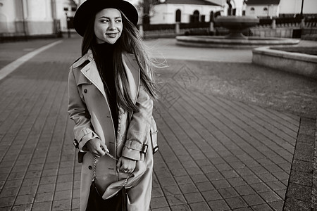 身着美甲和黑帽子的时髦年轻女子在城市街道上的照片 黑白相照 Autumn服装 Urban风格图片