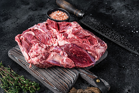 Raw 无骨的羊肉腿 在木板上 黑色背景 顶端视图烹饪肩膀草本植物白色美食屠夫山羊食物迷迭香菜刀图片