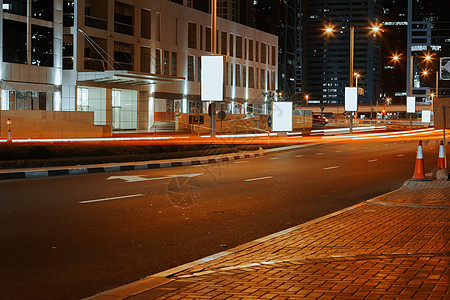 夜间在迪拜建造现代化建筑的空沥青路沥青交通道路景观柏油马路街道建筑学奢华运输图片