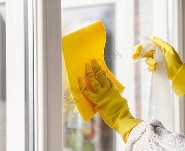 用喷雾洗涤剂 黄色橡胶手套和洗碗布在工作表面概念上清洁窗户 以实现卫生 商业和健康概念桌子清洁度管家洗涤橡皮女士抛光家务清洗剂男图片
