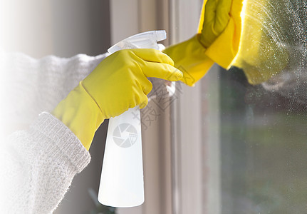 用喷雾洗涤剂 黄色橡胶手套和洗碗布在工作表面概念上清洁窗户 以实现卫生 商业和健康概念清洁工女士抛光橡皮家务女佣抹布安全家政管家图片