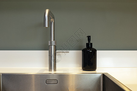 清空清洁的厨房水池和肥皂施肥机现代设计灰墙图片