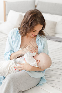 育婴母乳育婴的幸福妇女女士妈妈童年父母家庭拥抱闲暇食物喜悦新生图片