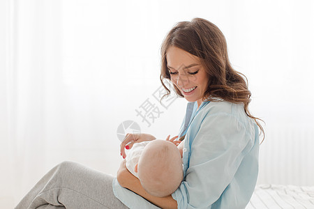 育婴母乳育婴的幸福妇女拥抱妈妈家庭护理牛奶童年女士食物婴儿闲暇图片