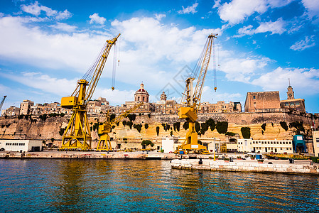 马耳他海岸的起重机和码头图片
