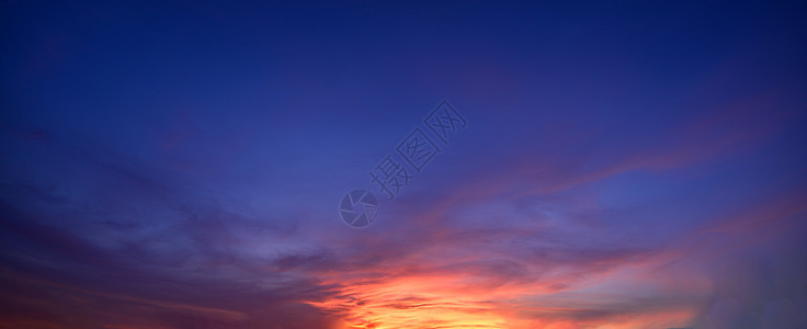 夜里天空和云彩的全景太阳天气蓝色日出阳光多云黄色戏剧性日落图片