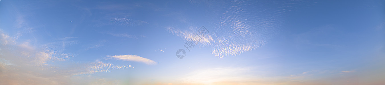 夜里天空和云彩的全景戏剧性天气太阳日落阳光蓝色日出多云黄色图片