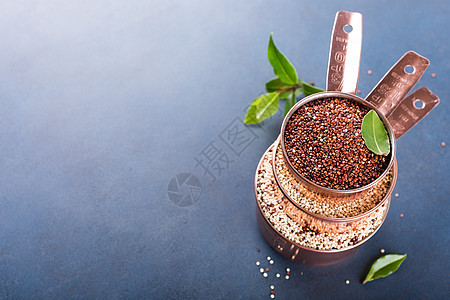 堆积着三座铜杯和混合的原生quinoa图片