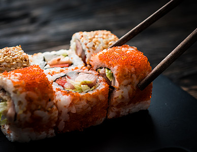 用筷子特写寿司卷文化盘子寿司海鲜套餐托盘餐厅午餐美味小吃图片