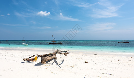 非洲海岸上的木制独木小木舟支撑海滩旅行旅游热带海景钓鱼地平线风景桅杆图片