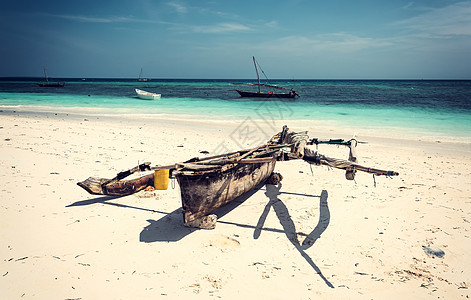 非洲海岸上的木制独木小木舟天空钓鱼海岸线旅行地平线蓝色热带桅杆海滩闲暇图片