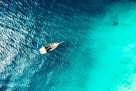 绿绿洋水 上面有船航行海景天线异国独木舟钓鱼假期血管情调高度图片
