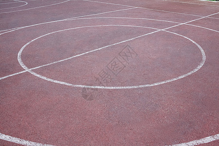 标记在红色街道篮球场上 空荡荡的操场图片