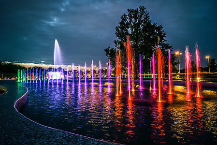 华沙富彩多彩的音乐喷泉橙子公园旅行旅游首都地标紫色背光天空反射图片