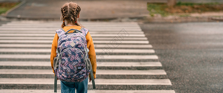 带背背背背背外出室的女学生青春期小学生女孩瞳孔女性教育微笑童年学校快乐背景图片