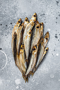 被烟熏的斑鱼与香料混合 灰色背景烹饪熏制食物午餐海鲜营养盘子罐头木板盐渍图片