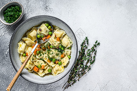 面条的面碗里有绿色 白背景 顶视图 复制空间盘子勺子食物美食煮沸香菜乡村蔬菜午餐草本植物图片