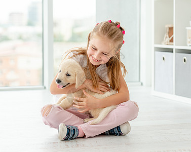 小女孩抱抱寻回小狗喜悦朋友女孩快乐地面动物宠物拥抱朋友们青少年图片